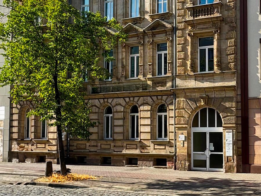 Eingangsbereich des historischen Altbaugebäudes der Rechtsanwaltskanzlei Dominic Müller in Nürnberg mit ansprechender Sandsteinfassade.